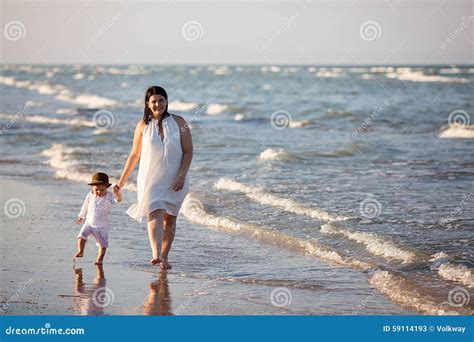 Famiglia Che Cammina Sulla Spiaggia Immagine Stock Immagine Di Tenuta