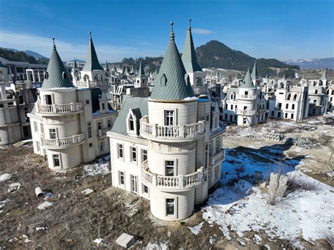 Este es el increíble barrio fantasma estilo Disney con 600 castillos