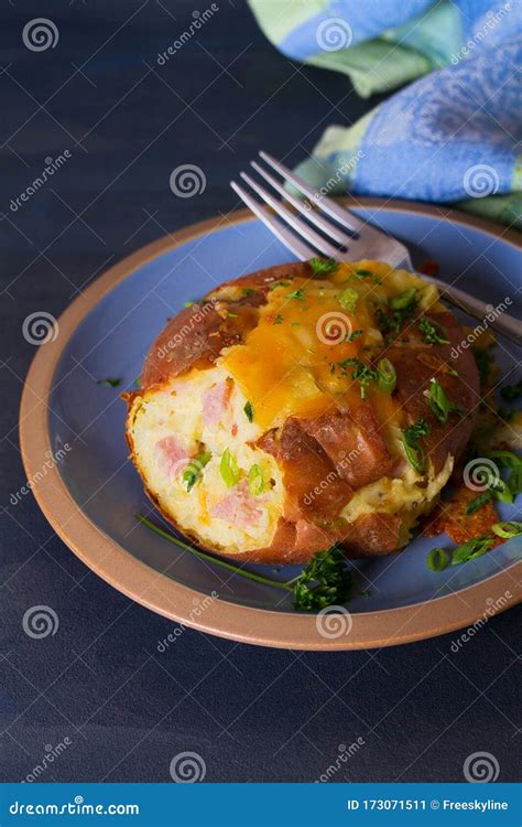 Twice Baked Potatis Med Bacon Cheese Och Scallion Fotografering F R