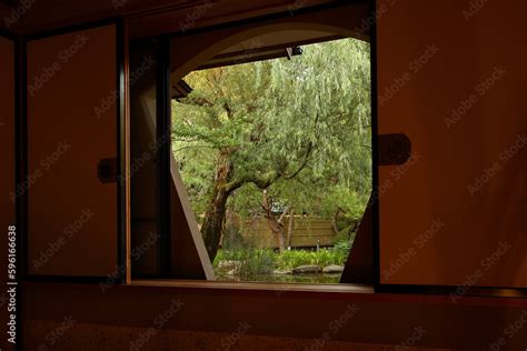 和室の窓から眺める日本庭園／日本・和のイメージ Stock Foto Adobe Stock