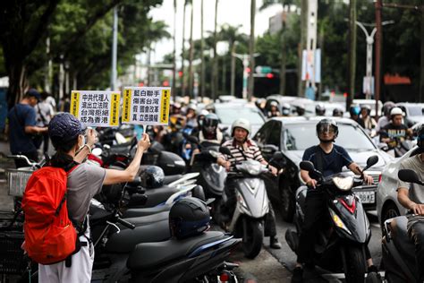 【圖輯】覆議案遭否決「青鳥」不氣餒 雨後3萬人集結！曹興誠喊罷免中共安插立委 鏡週刊 Mirror Media