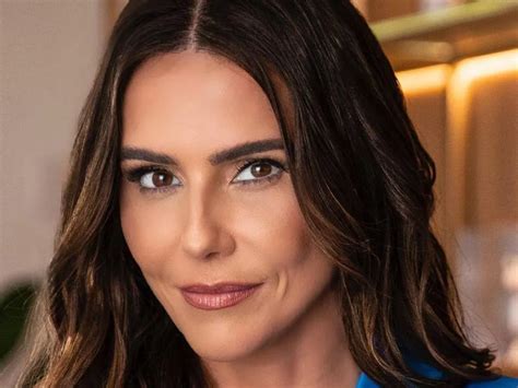 Deborah Secco rouba a cena ao se bronzear biquíni preto minúsculo