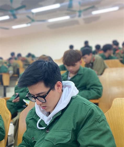 Nhan sắc hiện tại của hot boy cầm cờ gây náo loạn lễ khai giảng 4 năm trước