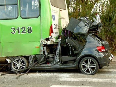 G1 Colisão Entre Carro E ônibus Deixa Morto E Dois Feridos Em