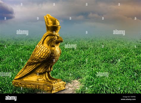 Statue Des Horus Falken Fotos Und Bildmaterial In Hoher Aufl Sung Alamy