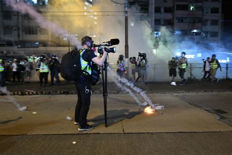 【修例風波】元朗黑衣人群進迫防暴警察 警員發射催淚彈 星島日報