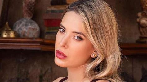 Jesica Cirio posó sin filtros con una bikini fucsia de tiritas con el que se le marcó todo y más