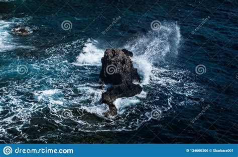 Ondas Que Causam Um Crash Nas Rochas Foto de Stock Imagem de céu