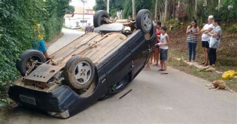 G Motorista Se Distrai Abelha E Capota Ve Culo Em Ara Oiaba Da