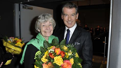 H Ndchenhaltend Pierce Brosnan Zeigt Sich Mit Seiner Mutter