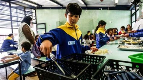 A luta de uma viúva para manter sonho de escola de ricos para pobres