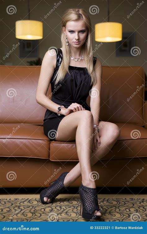 Femme Blonde Dans La Robe Noire Image stock Image du talons émotif 33222321