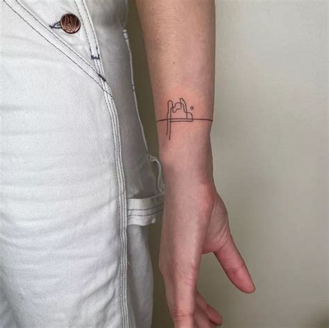 26+ Minimalist Wrist Tattoos: Delicate and Small Designs for the Ink ...