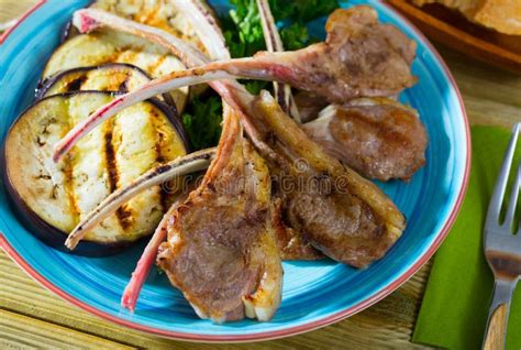 Costillas De Cordero Deliciosas A La Parrilla Con Berenjenas En Plato