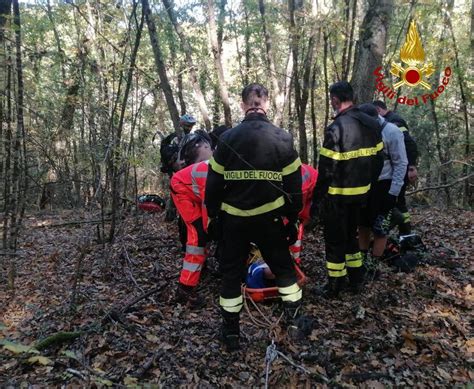 Cade Nel Bosco Ciclista Salvato Dai Vigili Del Fuoco