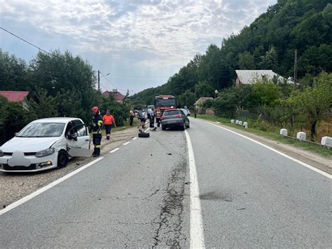 FOTO UPDATE ACCIDENT pe DN 67 Impact între un TIR și două mașini Se