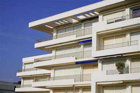 Esquina Del Edificio Con Muchas Ventanas Balcón En Cielo Azul Imagen de