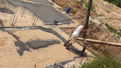 Wylewanie chudego betonu pod posadzkę Pouring concrete on the floor