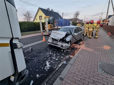 Wypadek W Dobrzeniu Wielkim Zderzy Y Si Ci Ar Wka Z O Radio Opole