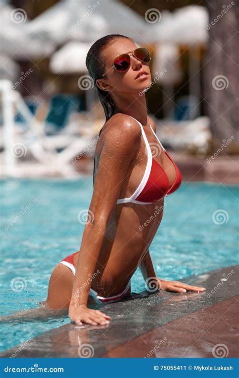 Sexy Vrouw In Zwembad Mooi Meisje In De Rode Bikini Op Het Zon Gelooide