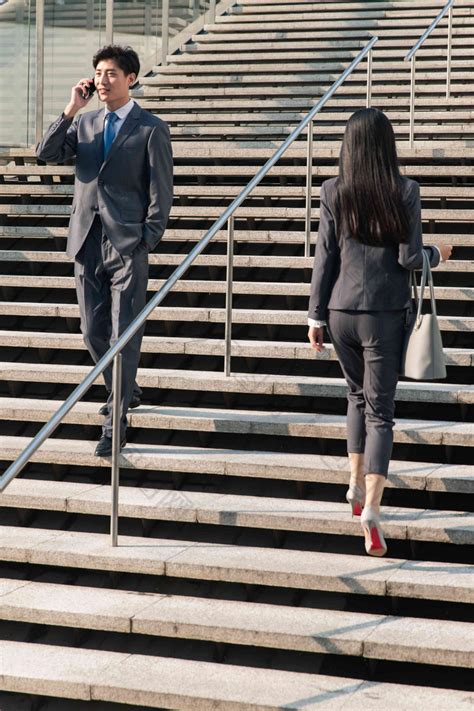 行走在台阶上的商务人士图片 包图网企业站