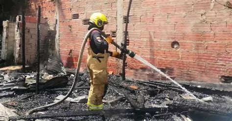 San Francisco Voraz Incendio Destruyó Una Casa De Madera Y Zinc En San Francisco Incendio