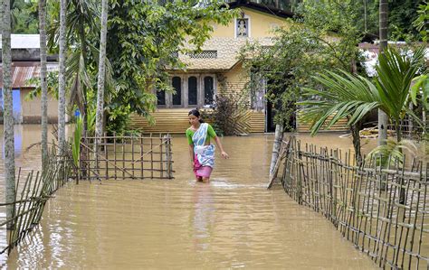 Assam Flood असम में बाढ़ से स्थिति अब भी गंभीर चार लाख से अधिक लोग