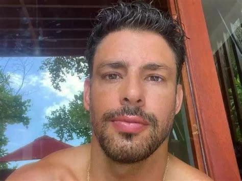 Sem camisa Cauã Reymond exibe peitoral torneado na web e leva fãs ao