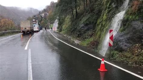 Heyelan nedeniyle Şalpazarı Beşikdüzü kara yolu ulaşıma kapandı