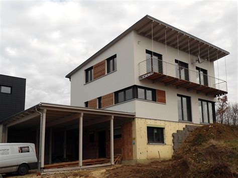 Einfamilienhaus mit Einliegerwohnung und Carport mit Geräteschuppen in