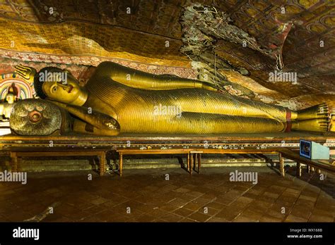 The Dambulla cave temple is the largest and best-preserved cave temple ...