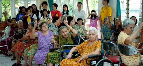 bercermin hari tua  panti jompo republika