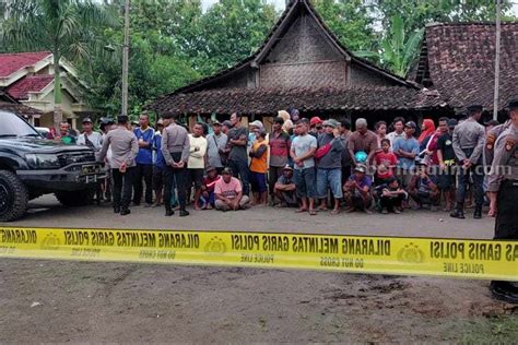 Warga Padati Lokasi Prarekonstruksi Pembunuhan Pria Sirigan Ngawi