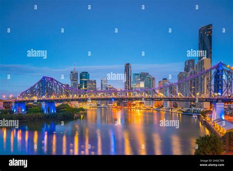 El horizonte de la ciudad de Brisbane y el río Brisbane al atardecer en