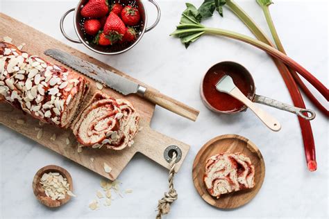 Torta Di Fragole E Rabarbaro