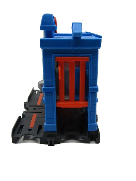 Hot Wheels City Downtown Police Station Breakout Playset Mattel Fnb Bx
