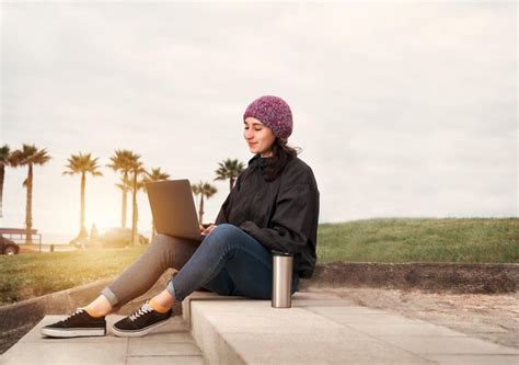 Joven Latina Sentada Y Sonriendo En Las Escaleras Con Una Laptop Al Aire Libre Foto Premium