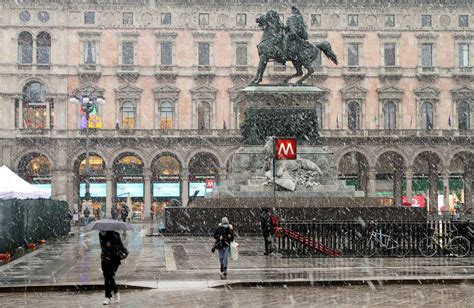 Meteo Prima Neve A Milano Citt Imbiancata Torna Il Traffico In