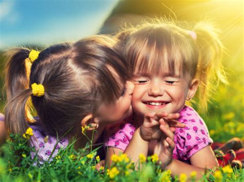 Reasons Why Having An Elder Sister Is Awesome - Boldsky.com