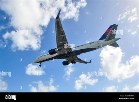 Planes landing at Maho Beach Stock Photo - Alamy