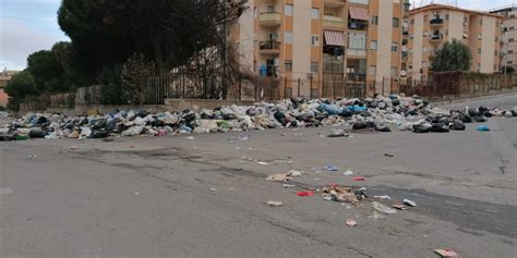 La Situazione Precipita 2mila Tonnellate Di Rifiuti Sulle Strade Di