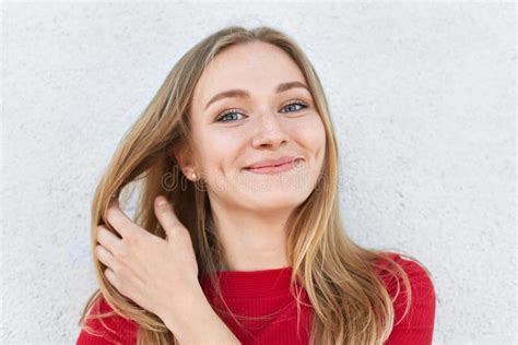 Portrait En Gros Plan De La Femme Blonde Avec Les Yeux De Attirance Verts Taches De Rousseur