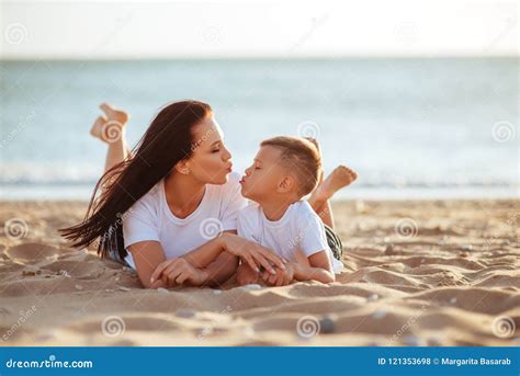 Madre E Hijo En La Playa Foto De Archivo Imagen De Madre