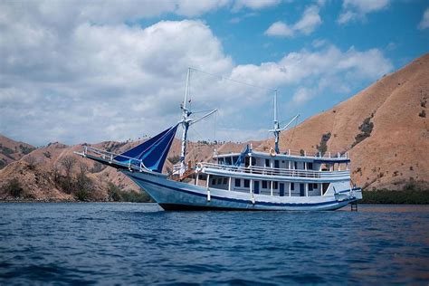 Sewa Kapal Labuan Bajola Nissa Blue Ocean Style Phinisi Tour