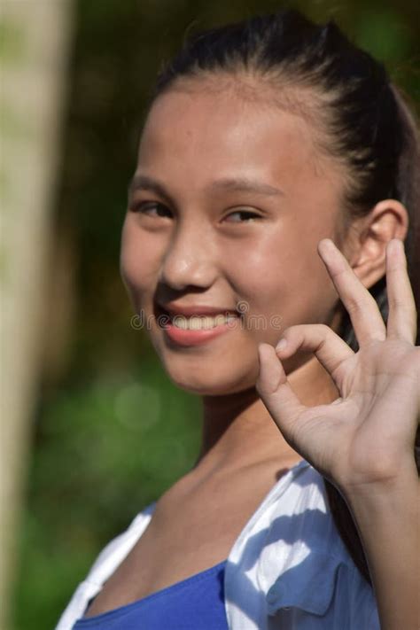 Filipina Girl And Okay Sign Lindo Foto De Archivo Imagen De Juvenil Hembra 137639352