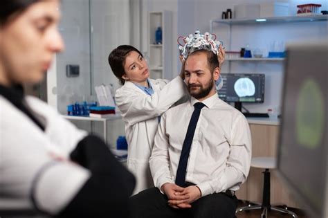 Mulher Especialista Em Neurologista Ajustando Fone De Ouvido Eeg