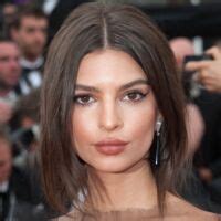 PHOTO Emily Ratajkowski Mini Bikini Et Pose Suggestive Elle Sait