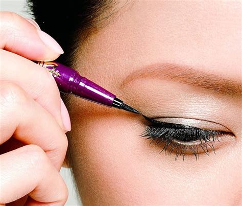 The 5 Best Eyeliners For Oily Lids