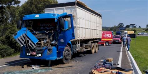 Motorista Fica Preso Nas Ferragens Em Colis O Traseira Entre Caminh Es