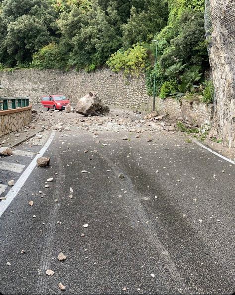 Maltempo Un Masso Gigante Si Schianta Su Una Strada Di Capri Anacapri